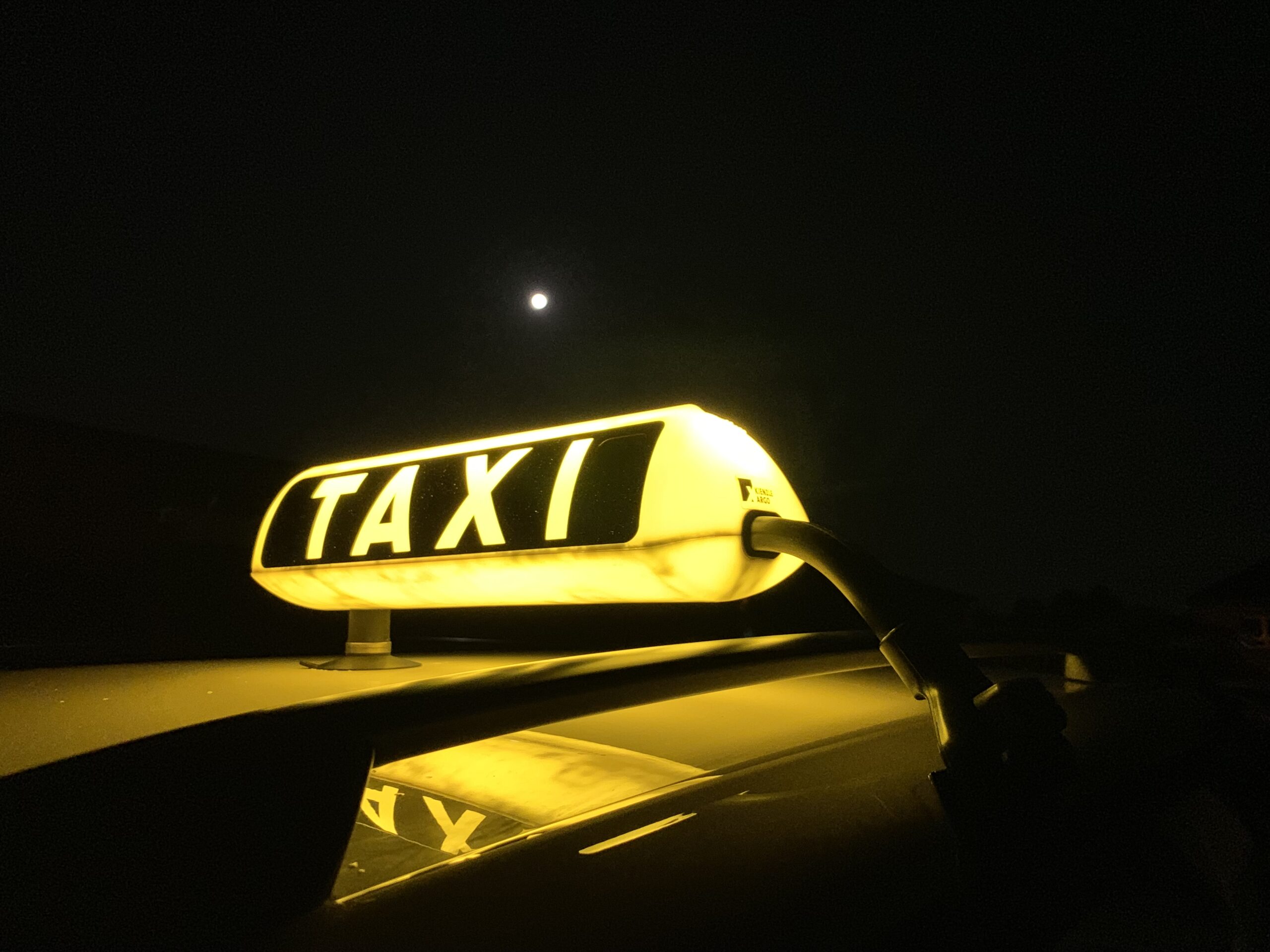 Taxi Hoffmann-Taxi bei Nacht